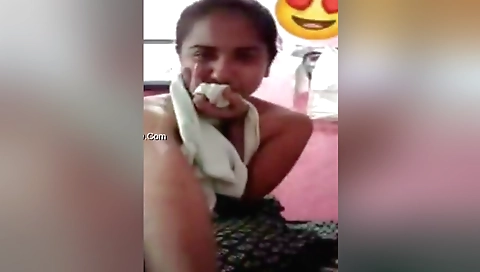 Today Exclusive- Desi Telugu Girl Shows Her Boobs