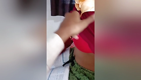 Jabardasti Choda Apne Chote Step Sister Ko Ghar Main Akele Dekh Kar