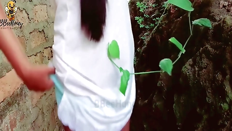 Sri Lankan Outdoor Pussy & Boobs Squeeze ස්කුල් ඇරිලා ඇවිත් චූ දාන්න ගිහින් මෝල් වෙලා