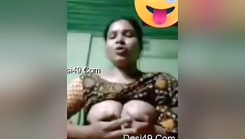 Desi Bhabhi Shows Her Boobs
