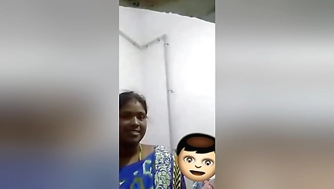 Today Exclusive -desi Bhabhi Shows Her Boobs And Pussy 1