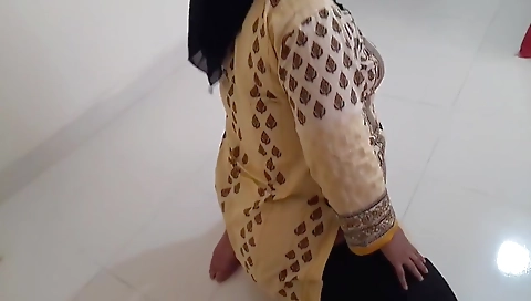 Desi Priya Aunty Ko Jabardasti Chudai Mast Jab Vah Vyayam Kar Raha Tha - Huge Ass Fuck & Cum Inside