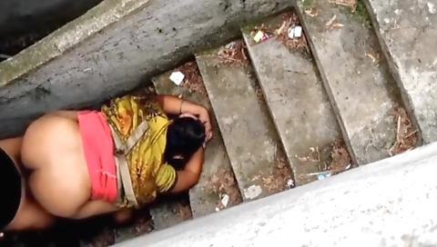Desi Bhabhi Ko Sidhi Me Choda Hot Indian Bhabhi Fucking In Top Of House