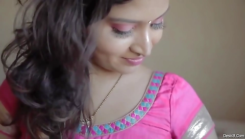 Sexy Desi Bhabhi Shows Her Boobs And Pussy