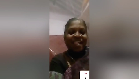 Today Exclusive -desi Aunty Shows Her Boobs To Lover On Video Call 2