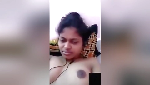Today Exclusive- Desi Girl Shows Her Boobs