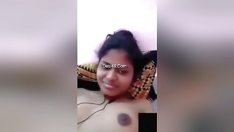 Today Exclusive- Desi Girl Shows Her Boobs