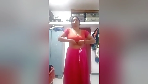 Today Exclusive -bhabhi Shows Her Boobs And Pussy