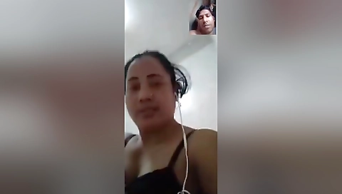 Desi Bhabhi Shows Her Boobs On Vc