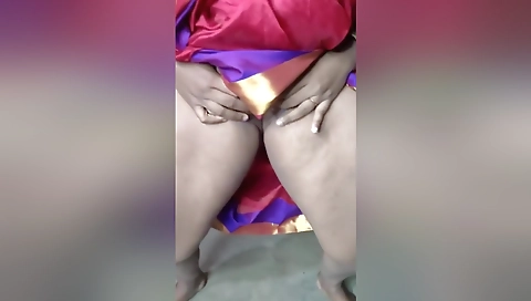 Indian Housewife Flashing Her Wet Pussy In Sharee