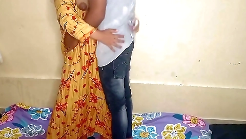 Ajnabi Ladka Pani Peene Ke Bahana Karke Khet Me Kam Kar Rahi Didi Ko Gharme Jake Chut Mari