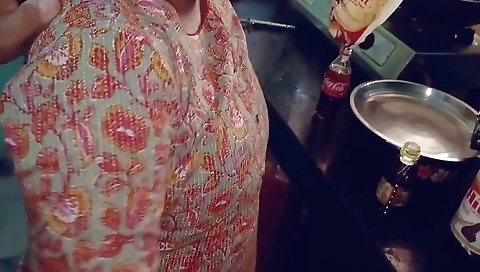 Kitchen Me Kam Karti Hui Bhabhi Ko Pela