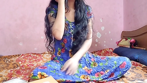 Desi Ladaki Ne Padai Karane Ke Bahane Apane Yaar Ke Sath Kiya Sex