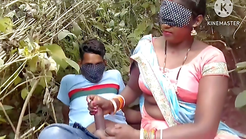 Randi Usha Bhabhi Ne Apne Boy Friend Ko Jungle Me Bulake Bahut Mast Chudwati H Sali Randi Bhabhi