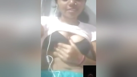 Today Exclusive- Desi Girl Shows Her Boobs