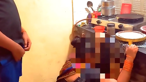 Bhabhi Khana Paka Raha Tha Ushe Zabardasti Karke Chud Diya With Devar Bhabhi