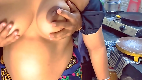 2 Bhabhi Khana Paka Raha Tha Ushe Zabardasti Karke Chud Diya