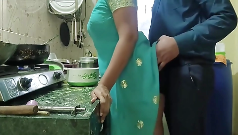 Desi Bhabhi Kitchen Me Khana Bana Rahi Thi Tabhi Uska Devar Akar Chut Chodane Laga