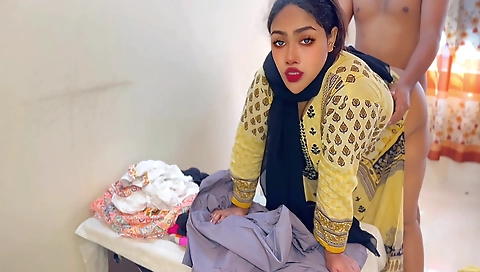 (indian Darji) Tailor Ne Badi Gand Wali Ayesha Aunty Ko Thapa Thap Choda - Desi Big Ass Aunty Fucked By Tailor In Shop