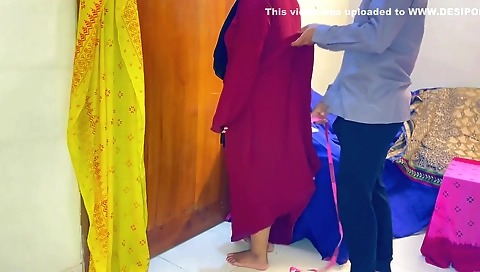 (indian Darji) Tailor Ne Badi Gand Wali Ayesha Aunty Ko Thapa Thap Choda - Desi Big Ass Aunty Fucked By Tailor In Shop (part-2)