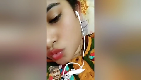 Today Exclusive -cute Desi Girl Shows Her Boobs To Lover On Vc
