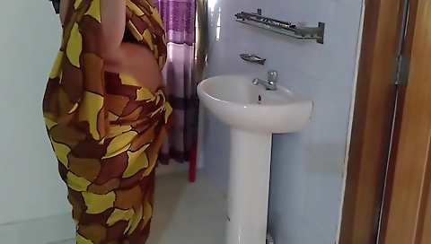 Jab Tamil Sexy Mosi Bistar Ke Neche Phans Jate Hai Tab Uska Sautela Beta Bade Gand Ko Chodata Hai - Huge Boobs
