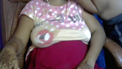 Desi Hot Sexy Girl Tried To Have Sex With Her Servants Cock By Applying Make-up And Clamp On The Nipples