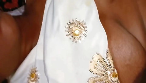 Pumi Bhabi Chotte Chotte Mutt Diya