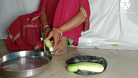 Desi Bhabhi Ki Chudai Kheera Se Desi Oman Kumbar Masturbate