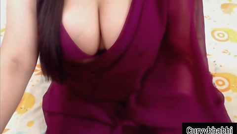 Desi Curvy Bhabhi In Saree Chatting On