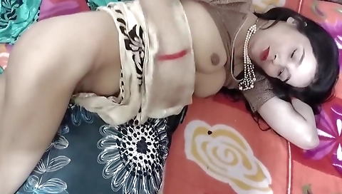 Naukar Ne Kichen Me Jabar Dasti Malkin Ka Bur Choda